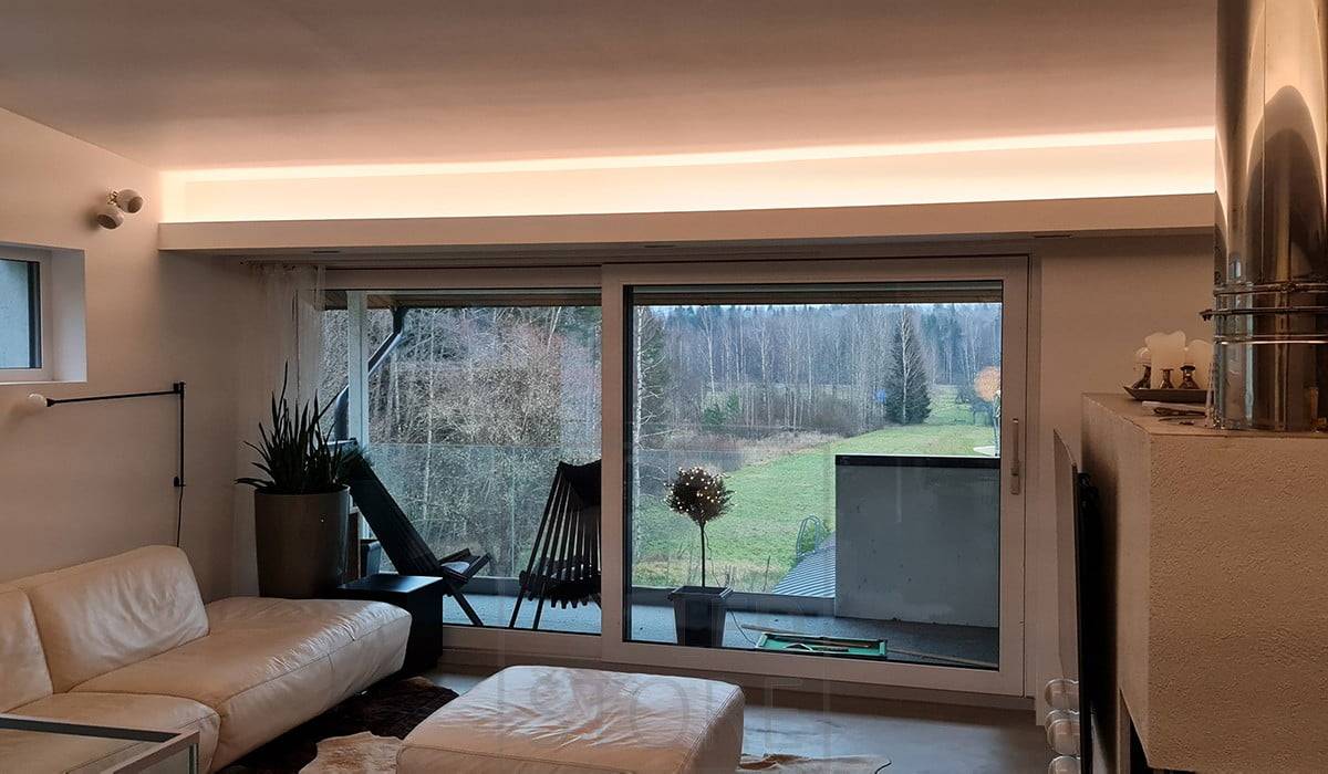 Ruban de leds dirigé vers le plafond pour créer un bel éclairage d'ambiance.